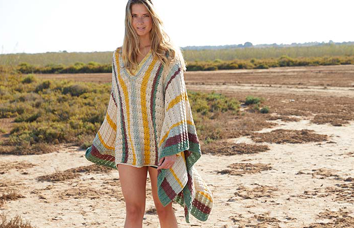 Model in gestricktem Poncho von Lana Grossa