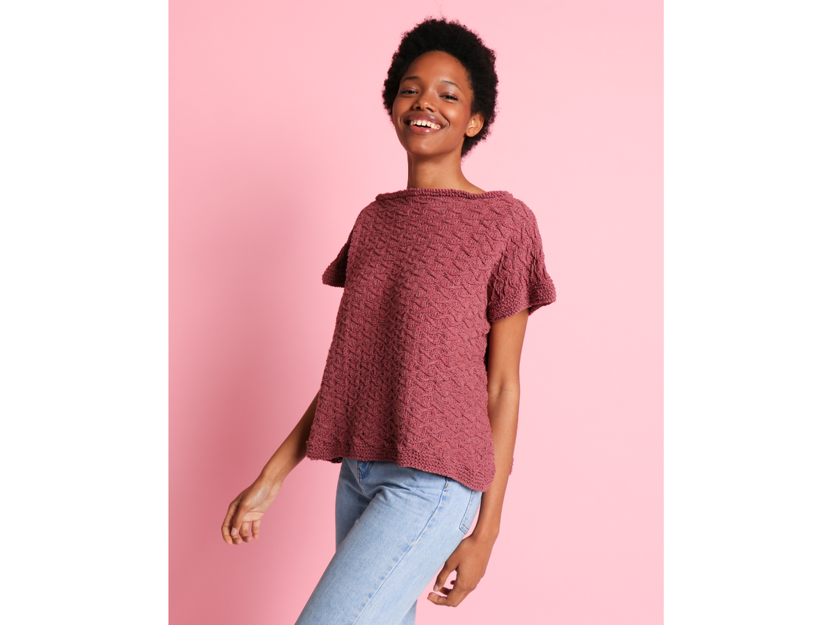 Model in lockerem Oversize-Shirt von We Are Knitters