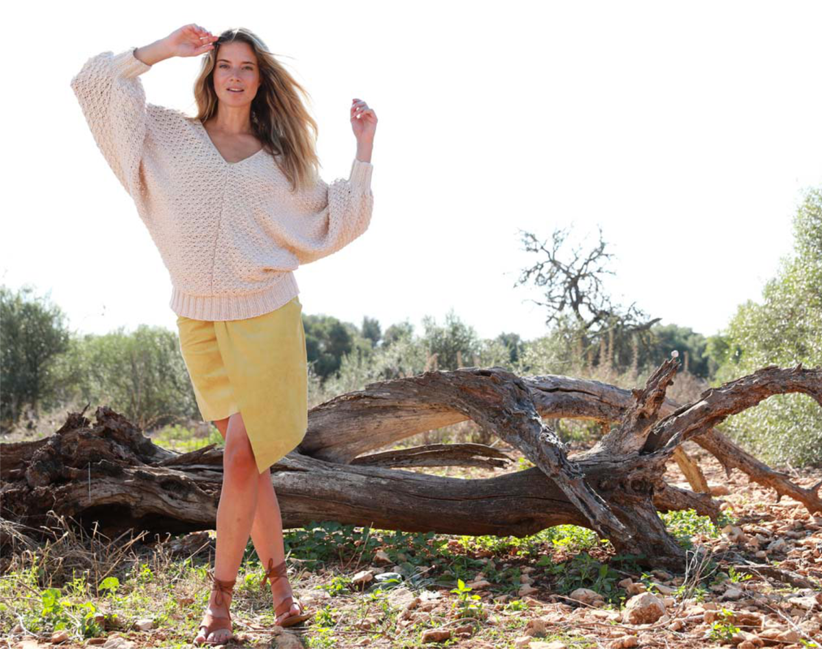 Model in Sommerpullover mit Fledermausärmeln