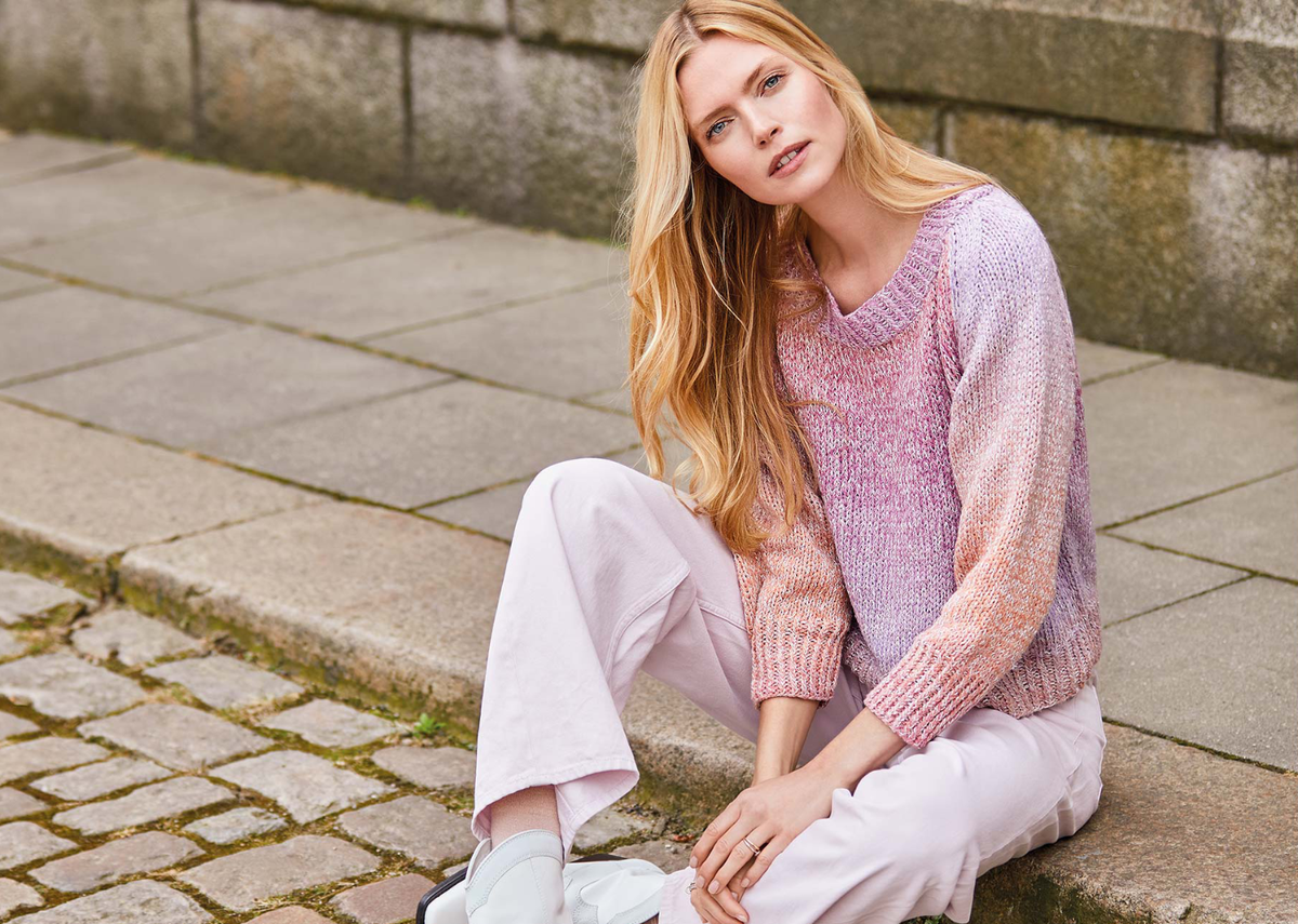 Model in Raglanpullover mit Dégradé-Effekt