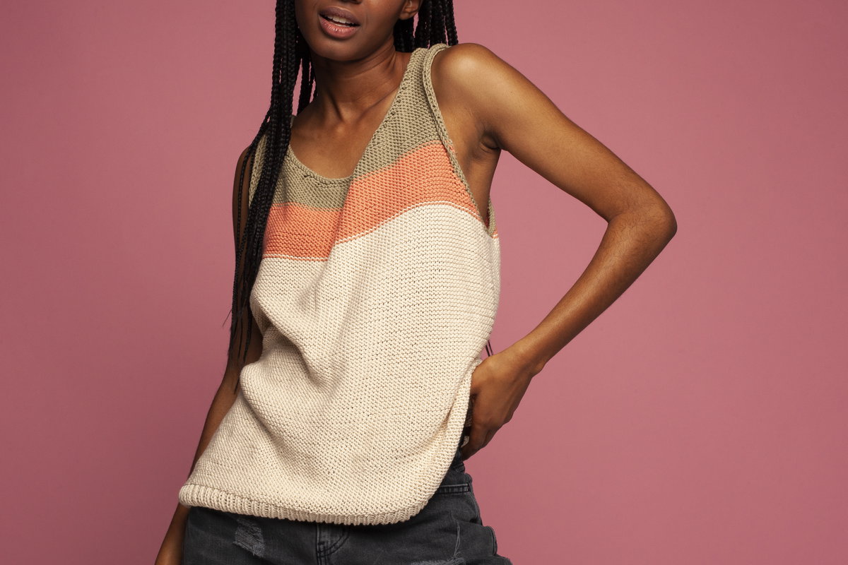 Model in gestricktem Tanktop von We Are Knitters