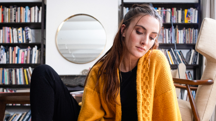 Die gelbe Strickjacke von We Are Knitters sorgt sofort für gute Laune im Kleiderschrank