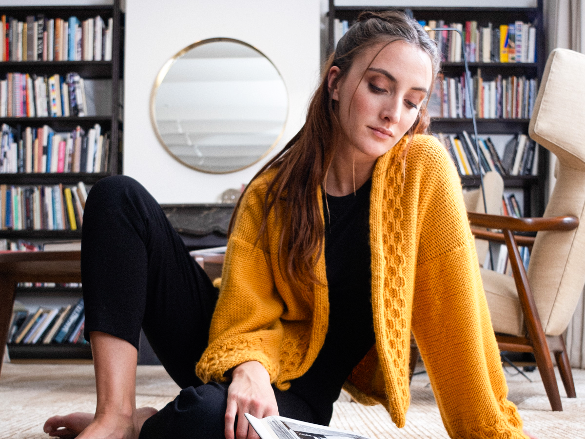 Model in gestricktem Dandelion Cardigan von We Are Knitters