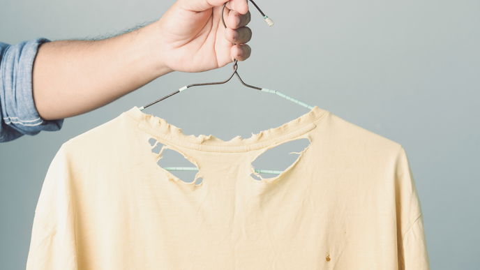 Kleine Löcher im T-Shirt? Das sind die Ursachen!
