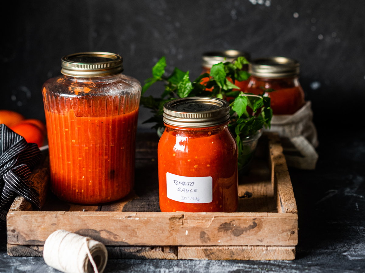 Eingekochte Tomaten im Schraubglas