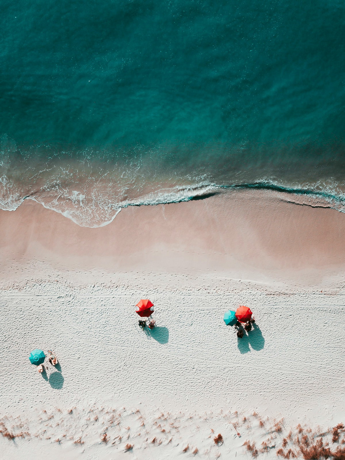 Aufnahme vom Meer und Strand mit Sonnenschirmen