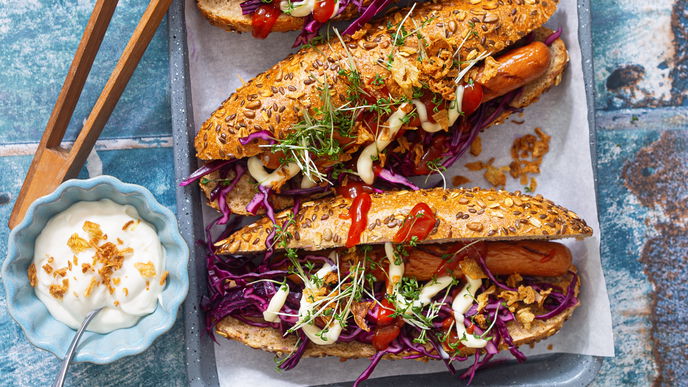 Rezept für vegane Hot Dogs mit Rotkohl