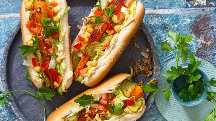 Rezept für vegetarische Möhren-Hot Dogs mit Hummus