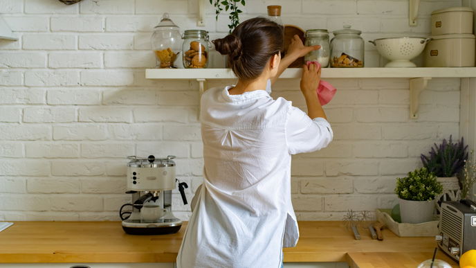 Weichspüler zum Putzen verwenden: Mit unserem Trick bleiben Flächen staubfrei