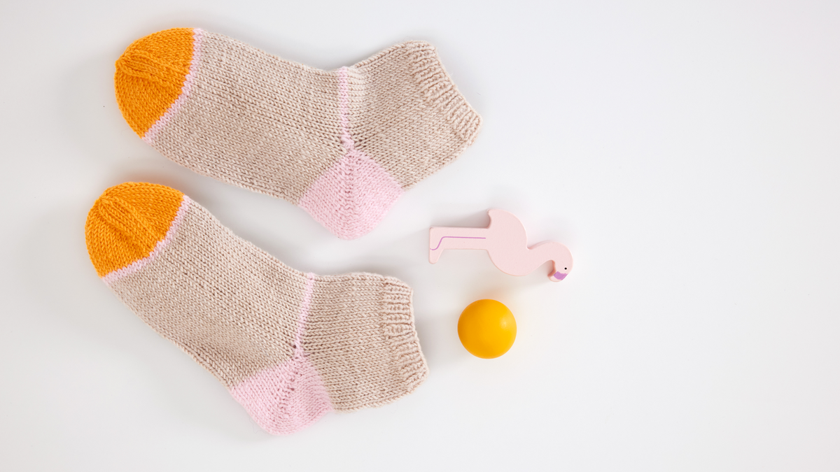 Kostenlose Strickanleitung für süße Babysocken von Lana Grossa