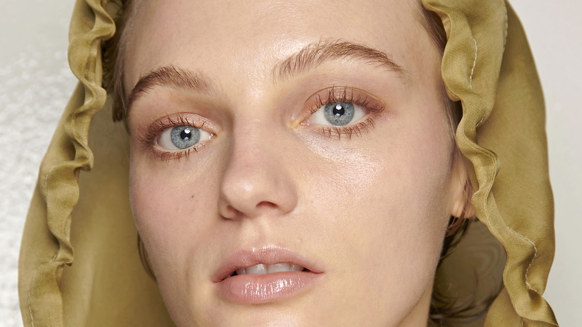 Perfekter Augenaufschlag: Die besten braunen Mascaras für einen natürlichen & jugendlichen Look