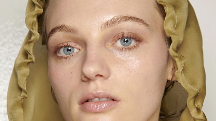 Perfekter Augenaufschlag: Die besten braunen Mascaras für einen natürlichen & jugendlichen Look