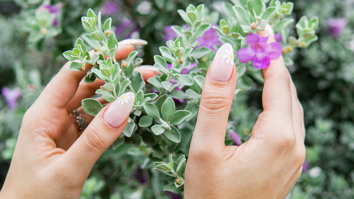 Einfache und schöne Blumen-Nageldesigns zum Selbermachen