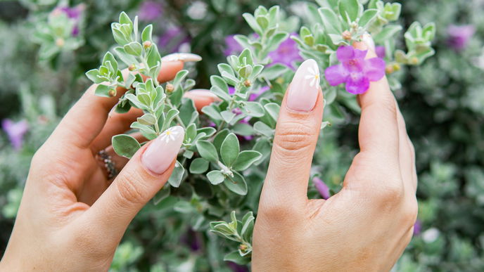 Einfache und schöne Blumen-Nageldesigns zum Selbermachen