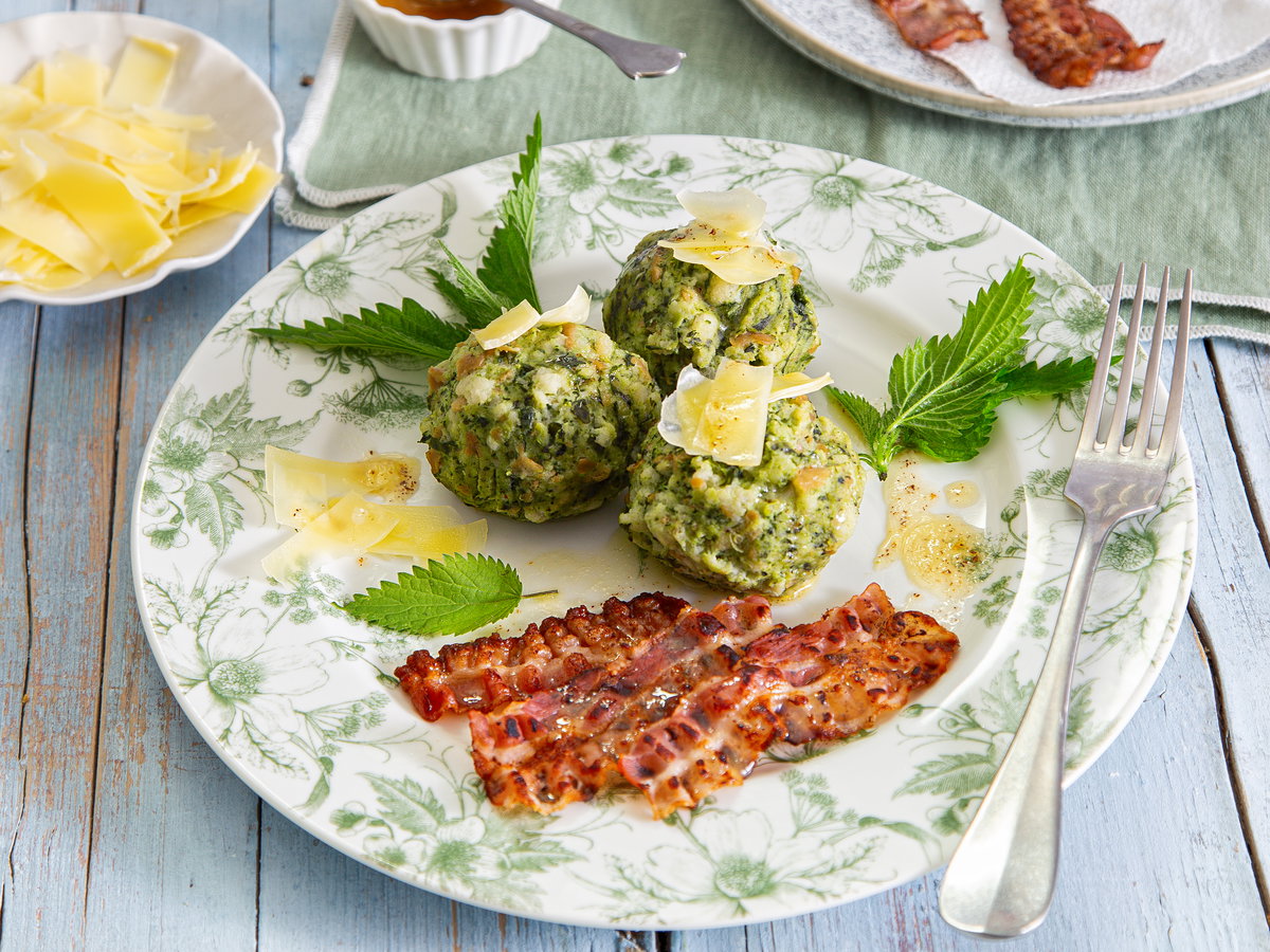 Brennnesselknödel mit Speck und Bergkäse