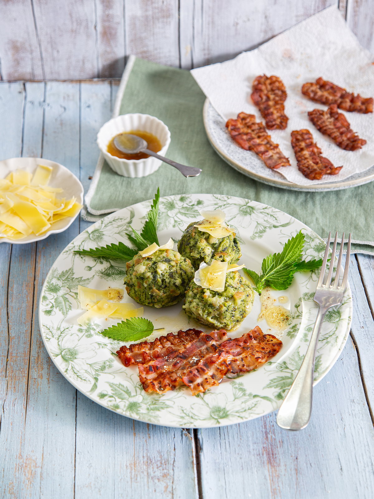 Brennnesselknödel mit Speck und Bergkäse