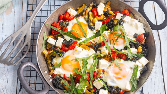 Rezept für Brennnessel-Shakshuka mit Gemüse und Feta