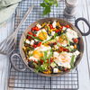 Rezept für Brennnessel-Shakshuka mit Gemüse und Feta