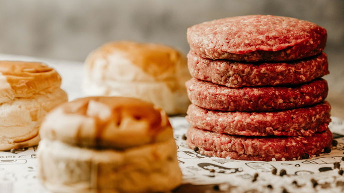 Burgerfleisch würzen: So wird es zum absoluten Highlight beim Grillen