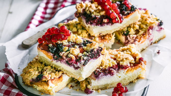 Rezept für Kuchen mit Johannisbeeren, Aprikosen und Quark vom Blech
