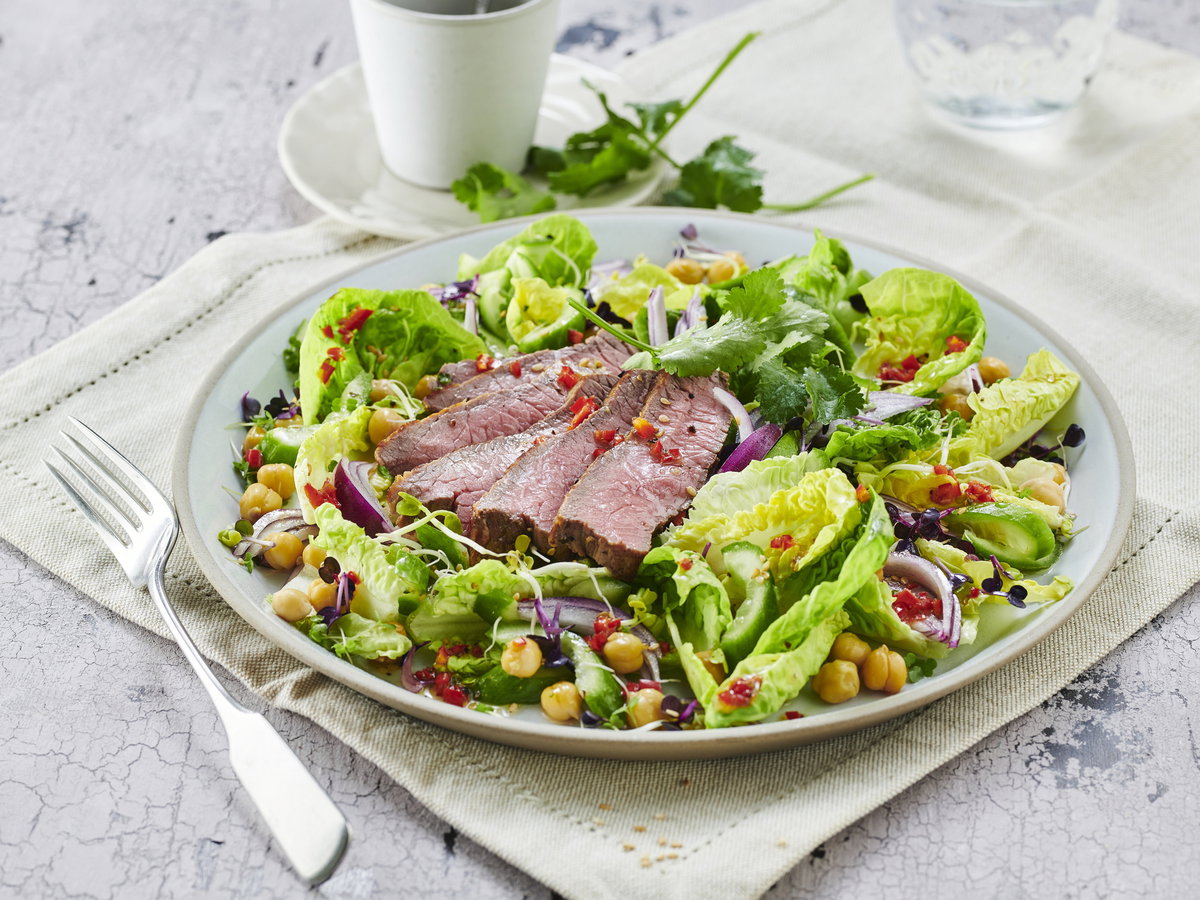 Asia-Salat mit Steakstreifen und Kichererbsen