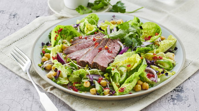 Asia-Salat mit Steakstreifen und Kichererbsen: Unser Rezept zum Genießen