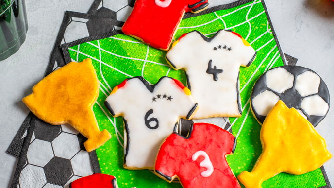 Gemeinsam verzieren & verspeisen: Rezept für Fußball-Kekse
