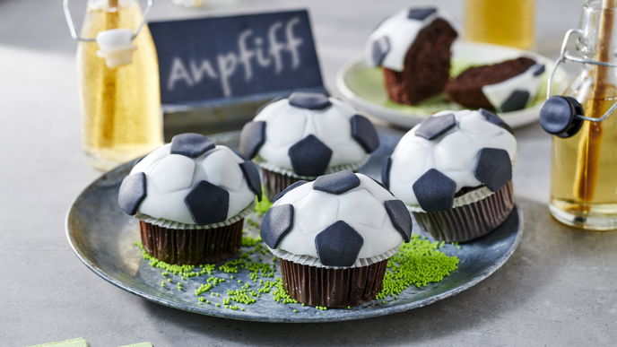 Rezept für die EM 2024: Fußball-Muffins schnell & einfach backen