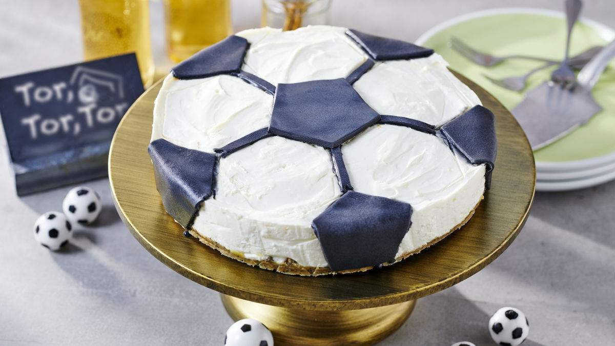 Fußball backen: Das Rezept für diesen Käsekuchen schmeckt nicht nur Fußballfans