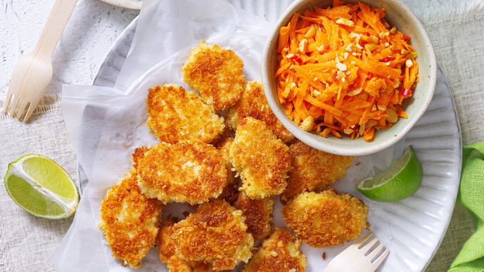 Rezept für knusprige Hähnchen-Nuggets mit Möhrensalat