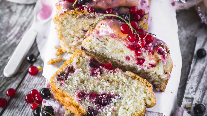 Rezept für Hefezopf mit Johannisbeeren und Haselnüssen