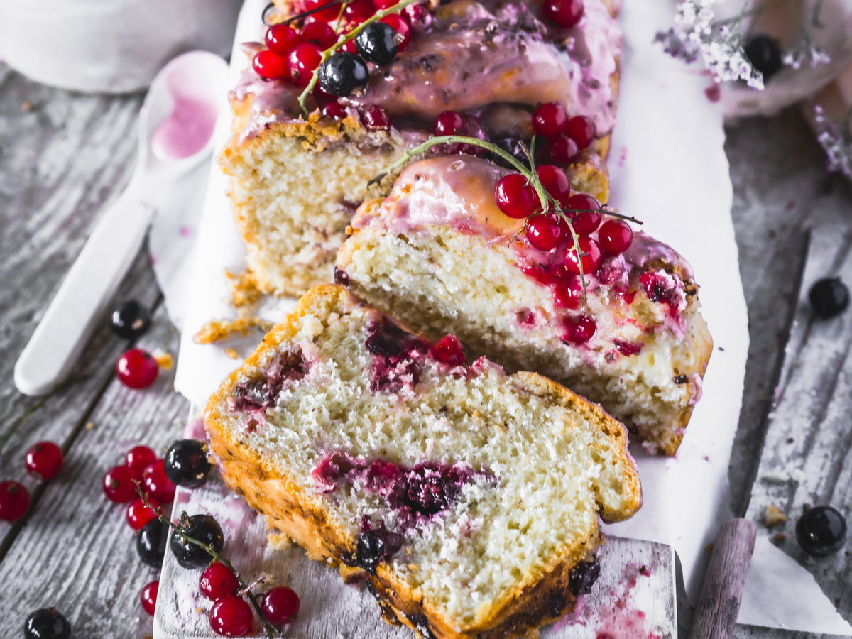 Hefezopf mit Johannisbeeren
