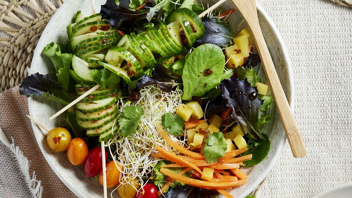 Schnelles und leichtes Mittagessen: Rezept für koreanischen Tomaten-Gurkensalat
