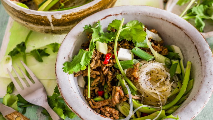 Rezept für lauwarmen Glasnudelsalat mit Gemüse und Hackfleisch 
