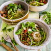 Rezept für lauwarmen Glasnudelsalat mit Gemüse und Hackfleisch
