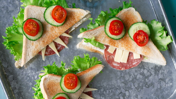 Rezept für Monster-Sandwich mit Salami und Käse