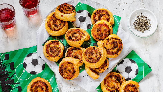 Rezept für saftige Cheeseburger-Rolls zum Fußballgucken