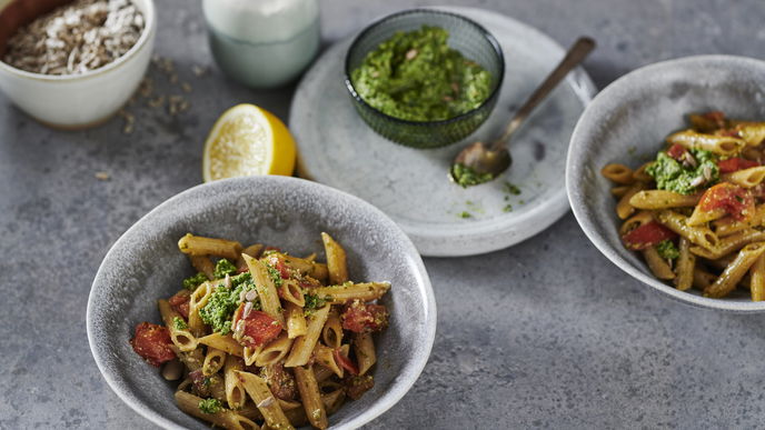 Rezept für Brennnessel-Pesto mit Vollkorn-Penne und Tomaten 
