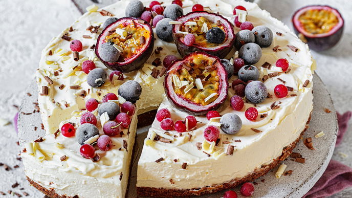 Rezept für Käsekuchen mit weißer Schokolade, Maracuja und Beeren