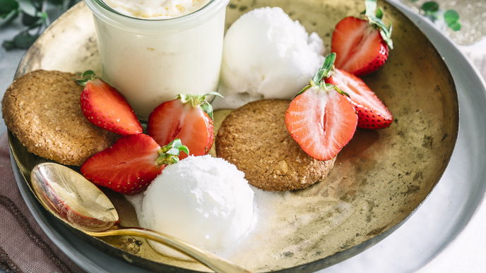 Auch optisch ein Gedicht: Wir servieren Erdbeeren mit weißer Schokomousse und Joghurt-Eis