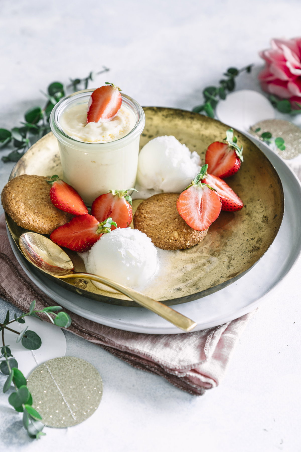 Erdbeeren mit weißer Schokomousse und Joghurt-Eis