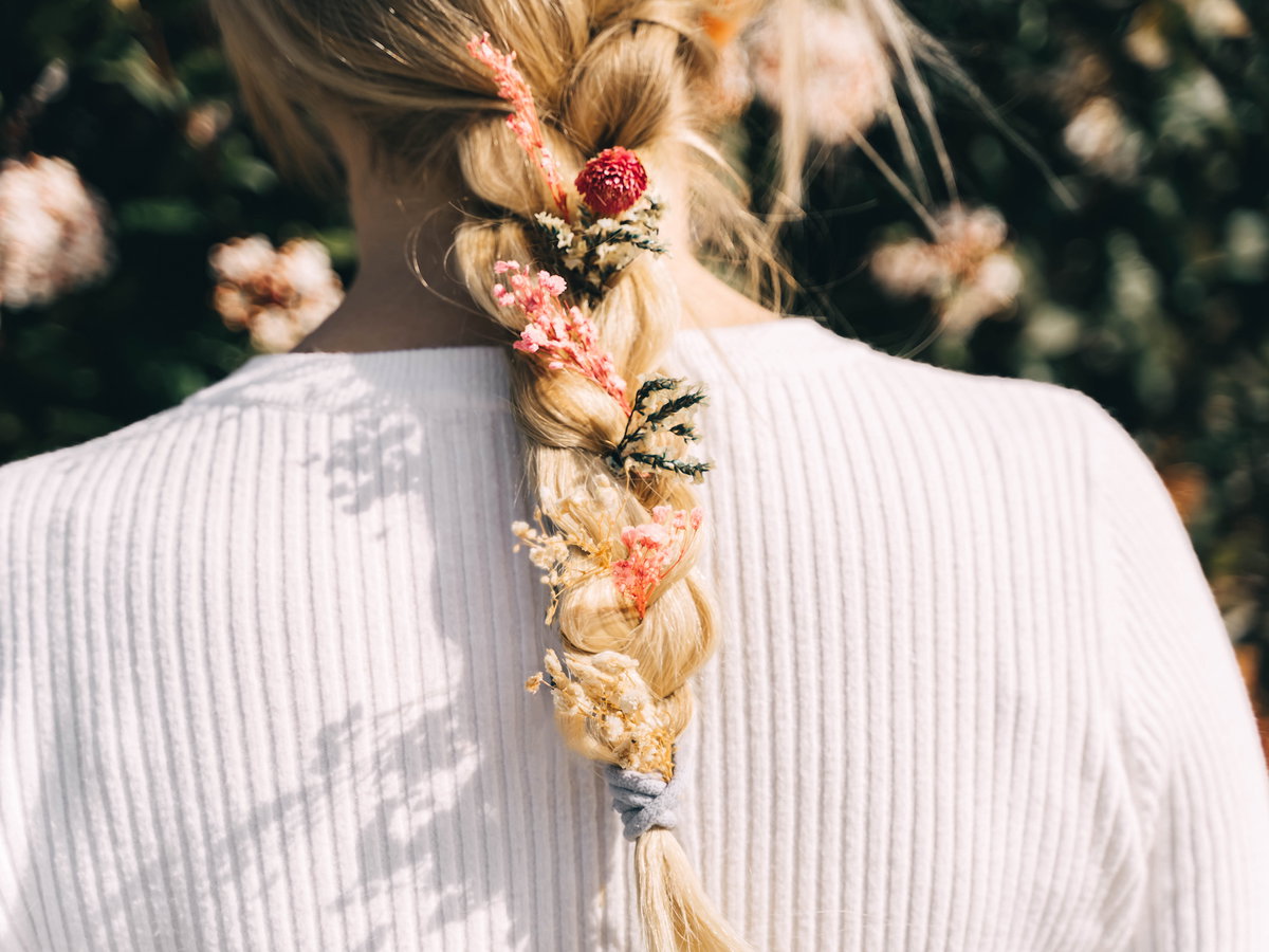 Geflochtener Zopf mit Blumen drin