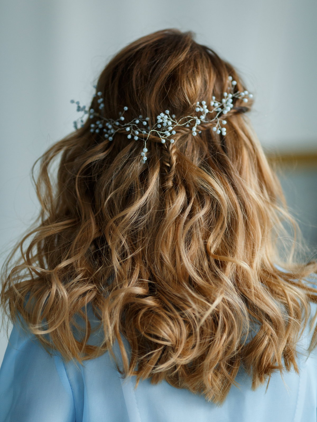Offene Haare mit Perlenkranz
