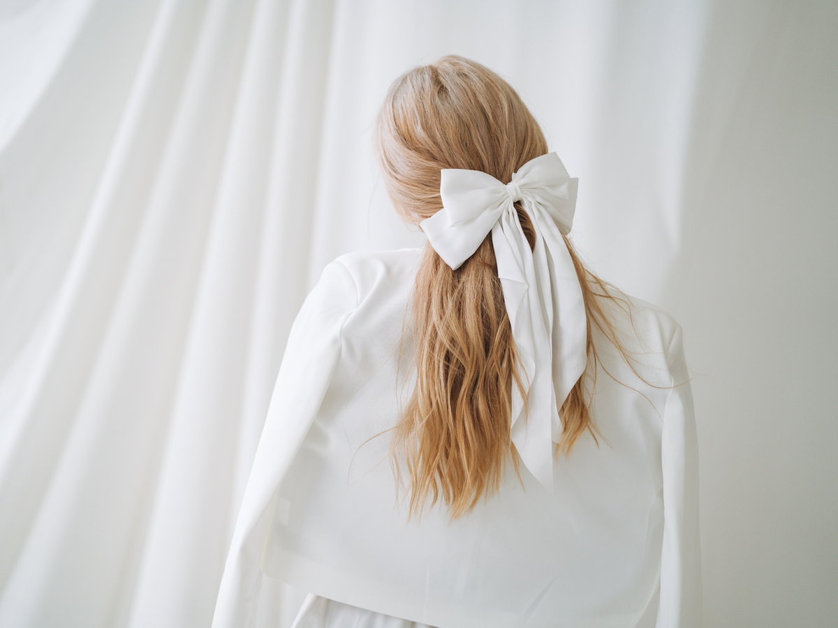 Frau mit Schleife hinten im Haar