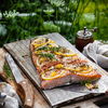 Gegrillter Lachs: Mit unserem Rezept wird der Fisch außen knusprig und innen saftig