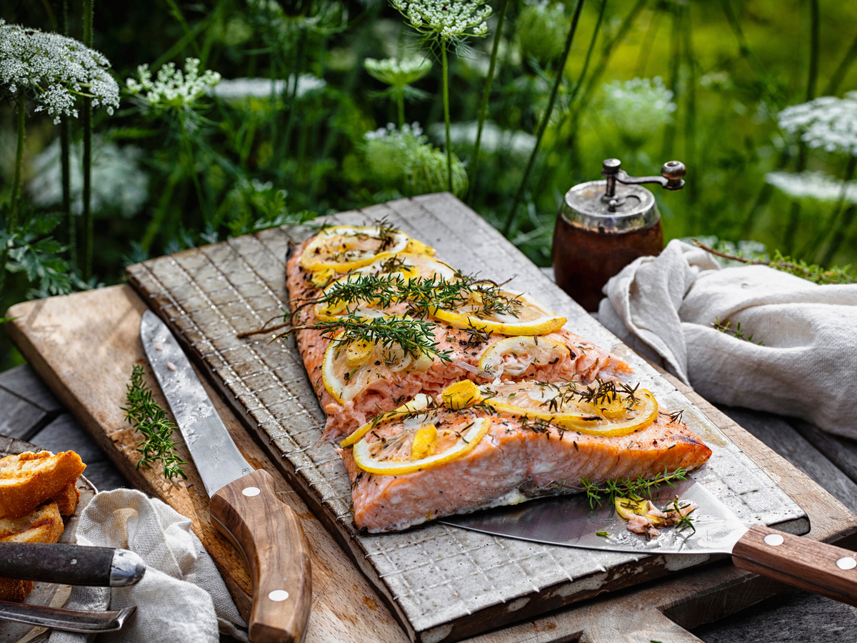 Gegrillter Lachs mit Zitronenscheiben und frischen Kräutern