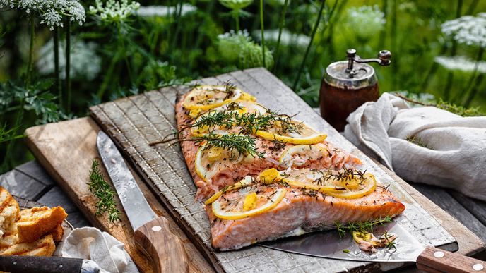 Gegrillter Lachs: Mit unserem Rezept wird der Fisch außen knusprig und innen saftig