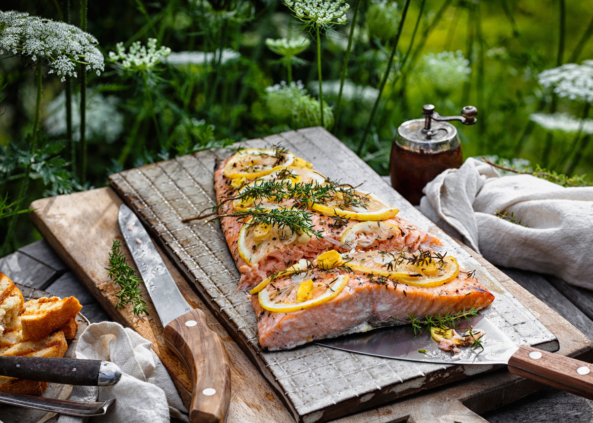 Gegrillter Lachs mit Zitronenscheiben und frischen Kräutern
