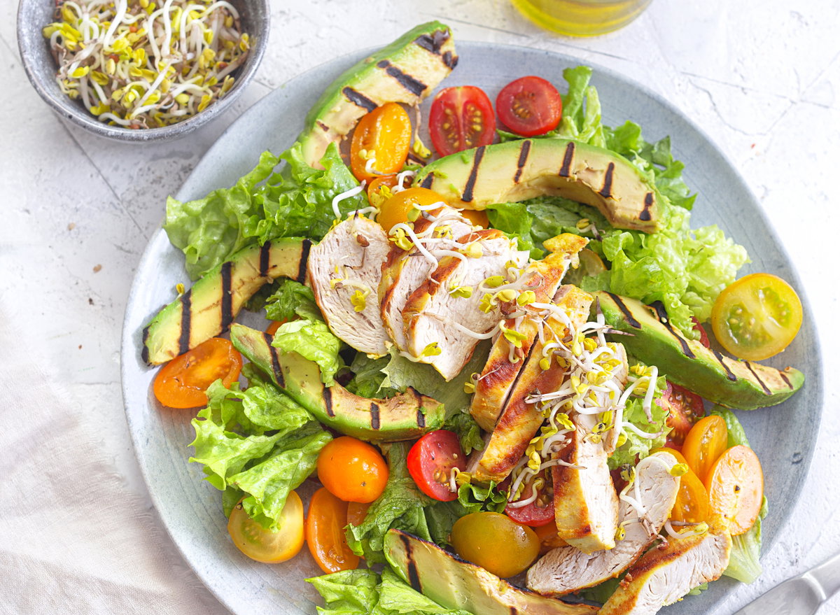 Salat mit gegrillter Avocado