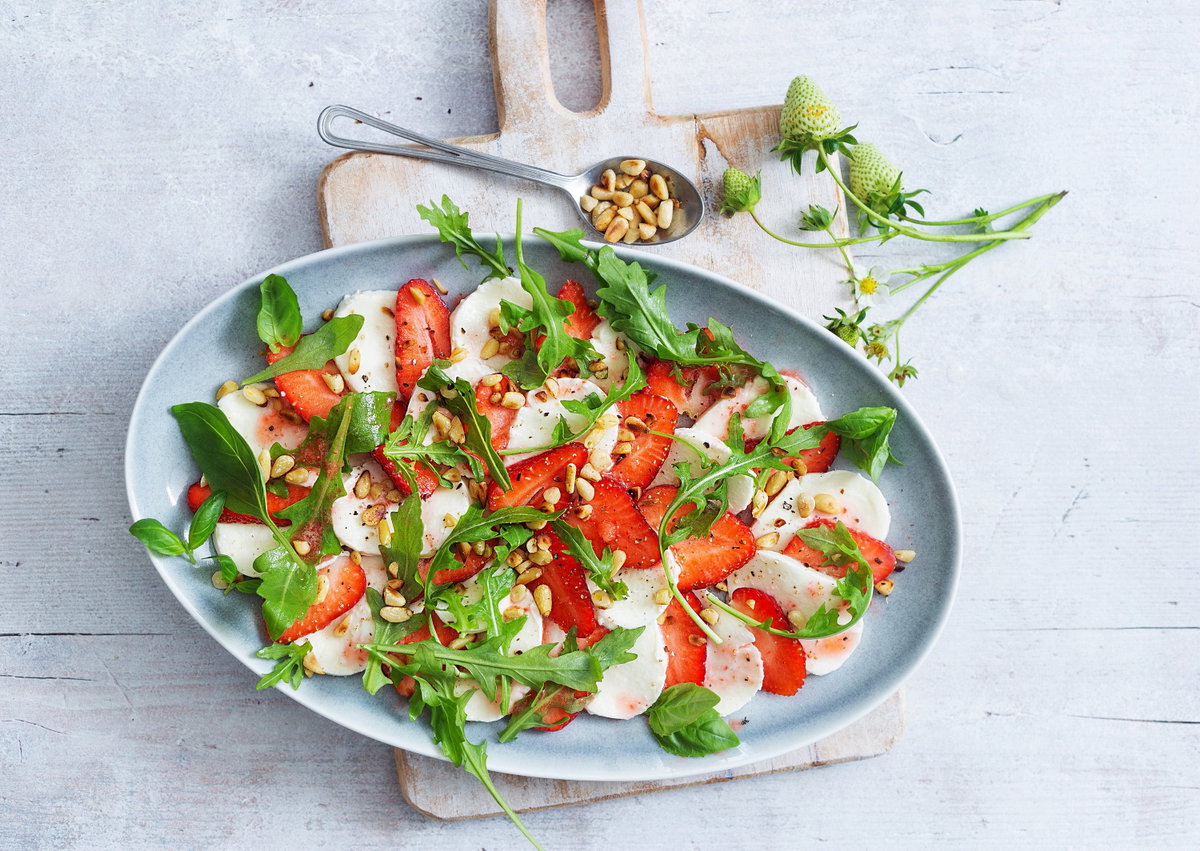 Erdbeer-Mozzarella-Carpaccio mit Pinienkernen